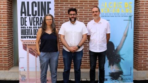 Santiago Alonso, concejal de Cultura complutense, junto a dos responsables de ALCINE