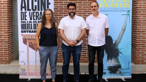 ALCINE de verano Kids lleva al Centro Cultural Gilitos de la ciudad complutense una programación pensada para toda la familia Santiago Alonso, concejal de Cultura complutense, junto a dos responsables de ALCINE