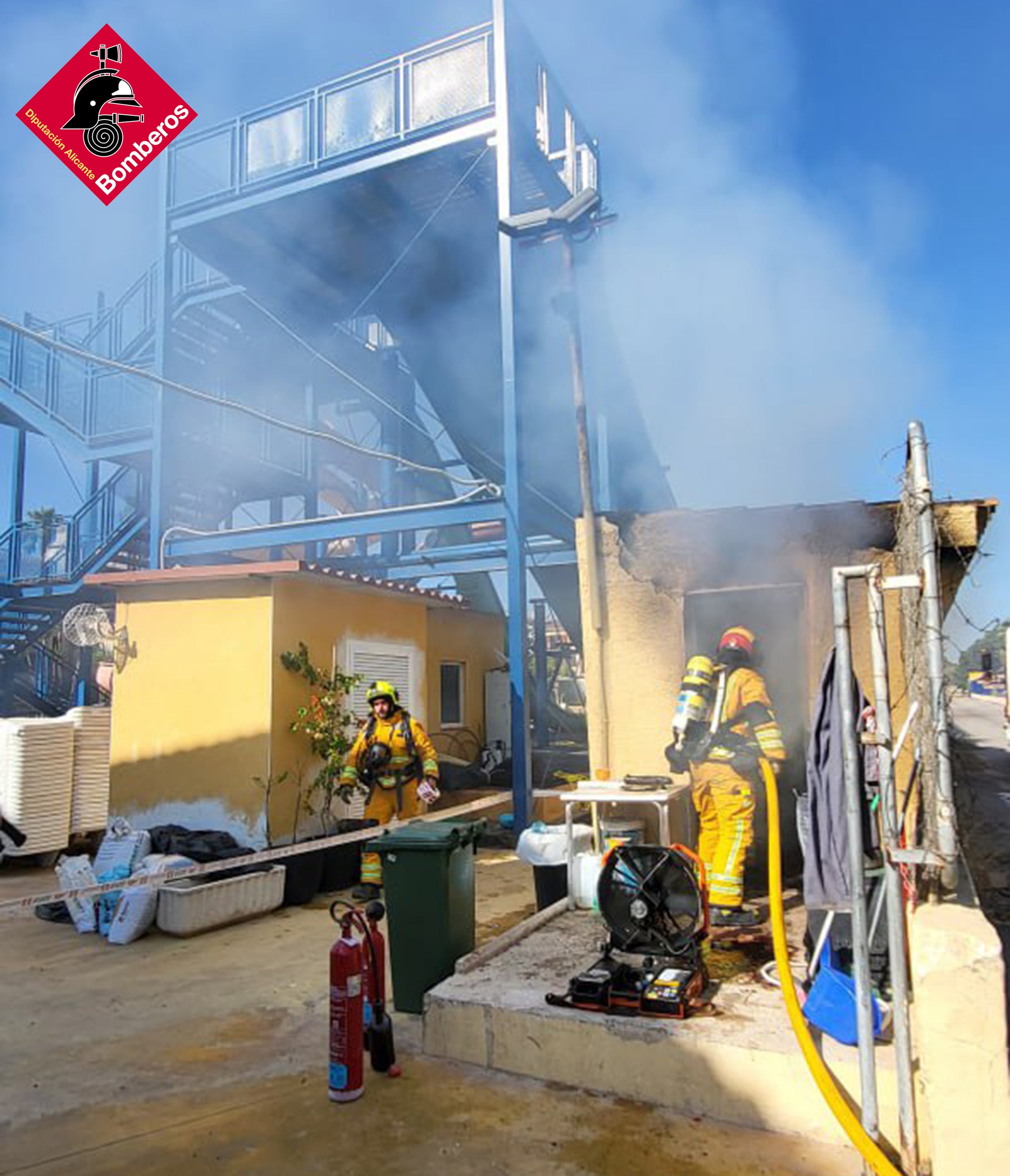 Susto en un resort de l'Alfàs del Pi ante el incendio originado en un pequeño almacén Susto en un resort de l'Alfàs del Pi ante el incendio originado en un pequeño almacén
