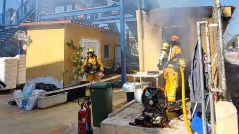 Susto en un resort de l'Alfàs del Pi ante el incendio originado en un pequeño almacén Susto en un resort de l'Alfàs del Pi ante el incendio originado en un pequeño almacén