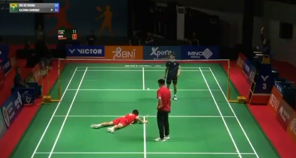 Las duras imágenes de la muerte de un jugador de bádminton durante un partido en Indonesia Las duras imágenes de la muerte de un jugador de bádminton durante un partido en Indonesia