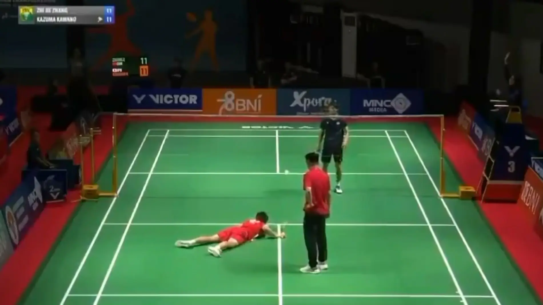 Las duras imágenes de la muerte de un jugador de bádminton durante un partido en Indonesia