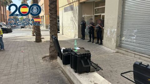 La Polic&iacute;a vigila la entrada al edificio donde residen los arrestado