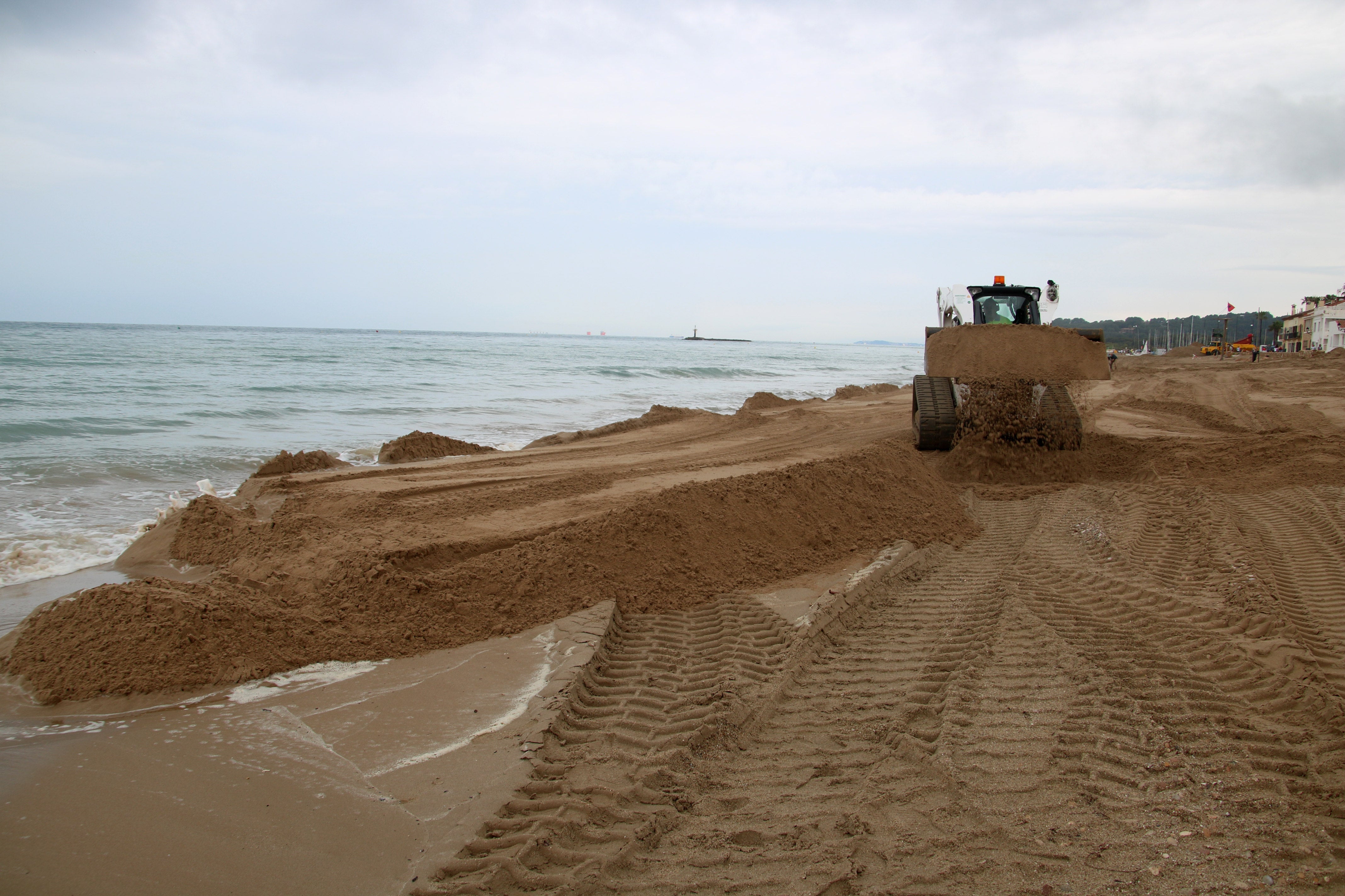 Aportació de 4.000 metres cúbics de sorra a la platja per frenar l'erosió Aportació de 4.000 metres cúbics de sorra a la platja per frenar l'erosió