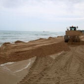 Màquina movent sorra a la platja d'Altafulla