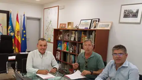 Aspe destina 19.470 euros a la renovación del convenio por los enfermos Alzheimer y Parkinson Antonio Puerto, alcalde de Aspe, junto a la Asociación de enfermos enfermos Alzheimer y Parkinson en la firma del convenio