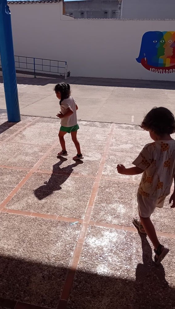 Niños jugando en el patio