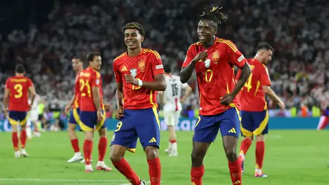 Lamine Yamal y Nico Williams celebran un gol contra Georgia en octavos de final de la Eurocopa Lamine Yamal y Nico Williams celebran un gol contra Georgia en octavos de final de la Eurocopa
