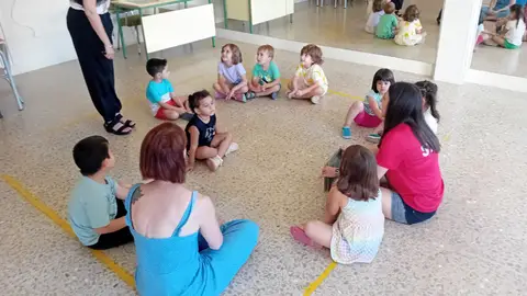 Niños en la escuela de verano. Niños en la escuela de verano.