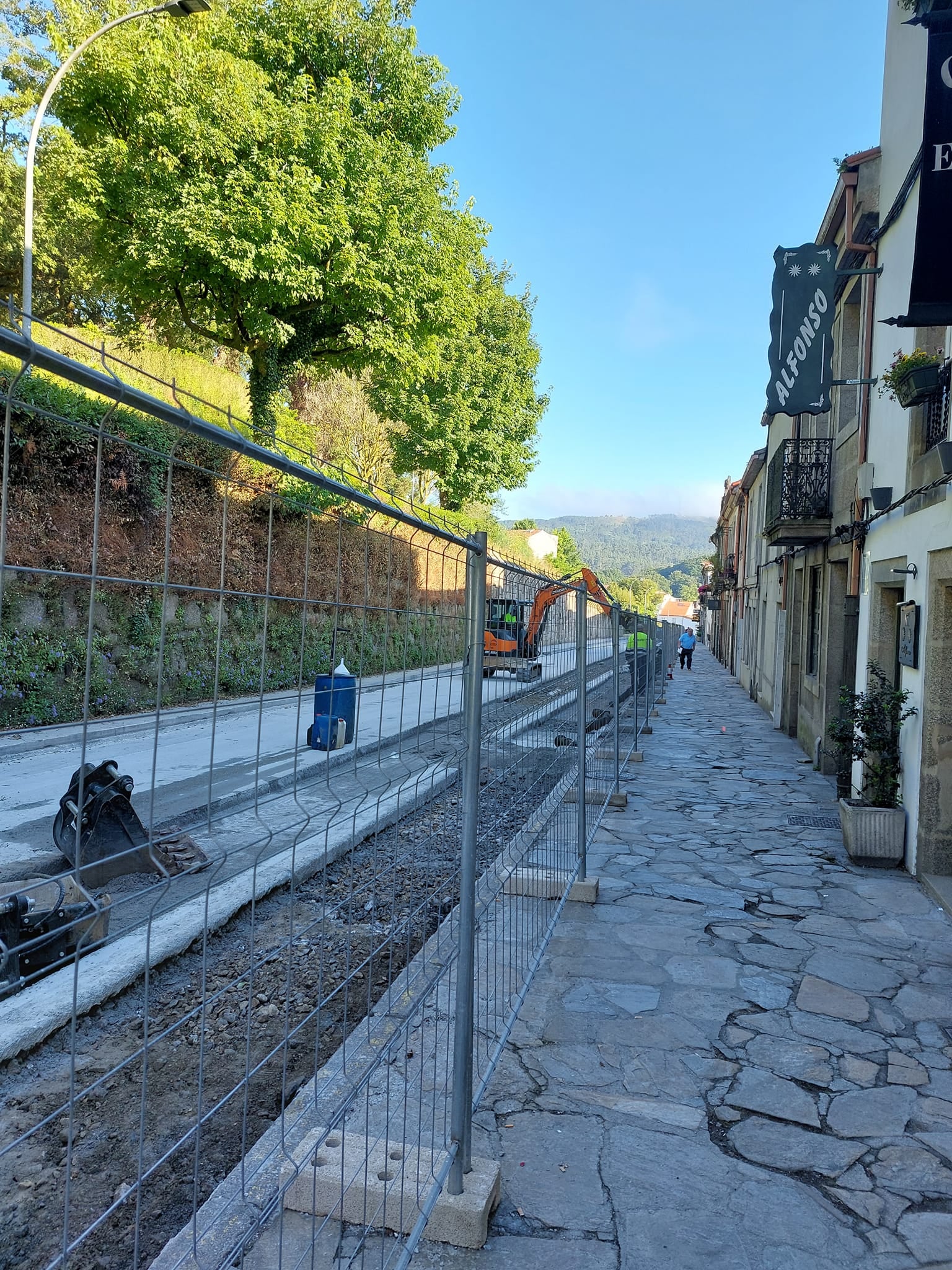 El gobierno compostelano señala que la "mejor manera y más rápida" es hacer las obras de la rúa do Pombal con el corte completo de la calle El gobierno compostelano señala que la "mejor manera y más rápida" es hacer las obras de la rúa do Pombal con el corte completo de la calle