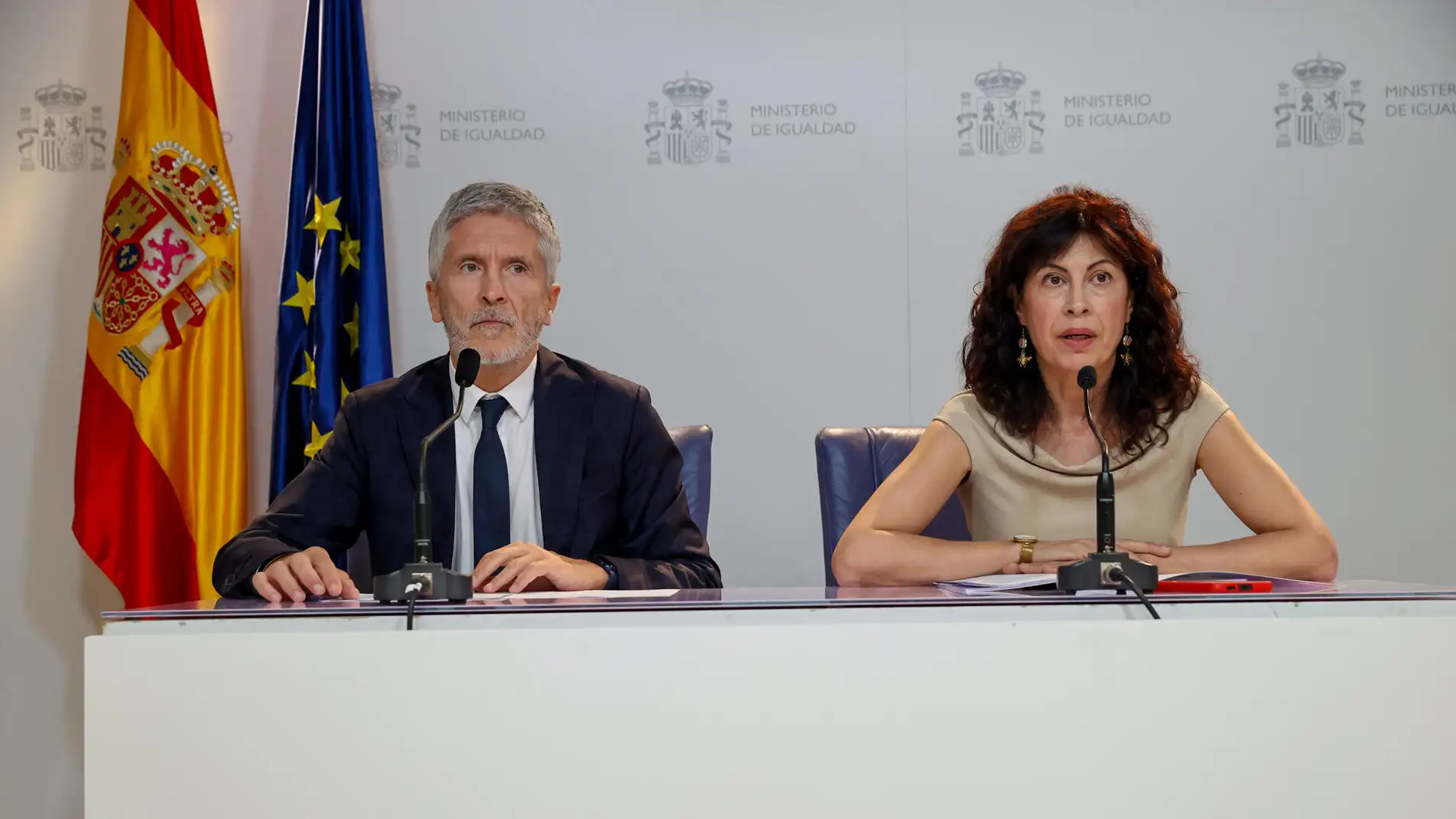 La ministra de Igualdad, Ana Redondo (d), y el ministro del Interior, Fernando Grande-Marlaska (i).