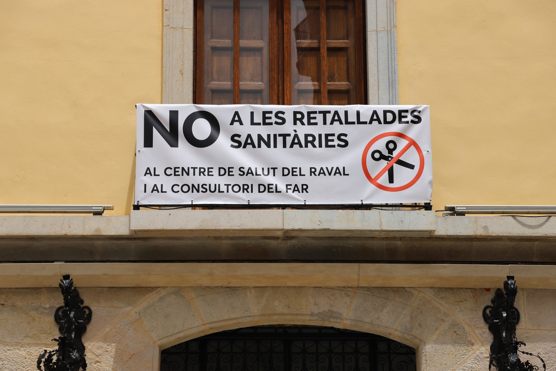Cullera se manifiesta ante el Palau de la Generalitat por los recortes sanitarios Cullera se manifiesta ante el Palau de la Generalitat por los recortes sanitarios