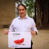 Jesús Albiol con el cartel de "A la fresqueta" Jesús Albiol con el cartel de "A la fresqueta"