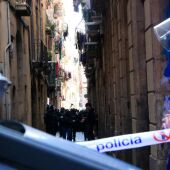 Mossos d'Esquadra acordonan la zona antes de ejecutar un desahucio