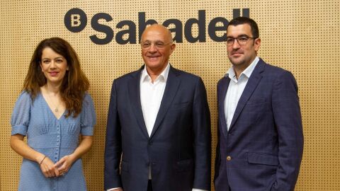 Josep Oliu, president del Banc Sabadell i la seva fundació, amb els dos premiats, Elvan Böke i Manuel Delgado
