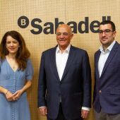 Josep Oliu, president del Banc Sabadell i la seva fundació, amb els dos premiats, Elvan Böke i Manuel Delgado