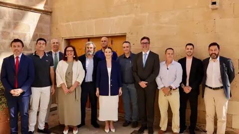 La Presidenta del Govern, Marga Prohens, junto a los Consellers Antoni Costa y Manuela García, tras la firma del acuerdo con los sindicatos sanitarios para reactivar la carrera profesional. La Presidenta del Govern, Marga Prohens, junto a los Consellers Antoni Costa y Manuela García, tras la firma del acuerdo con los sindicatos sanitarios para reactivar la carrera profesional.