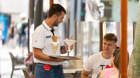 Varias personas en la terraza de un bar en Palma. Varias personas en la terraza de un bar en Palma.
