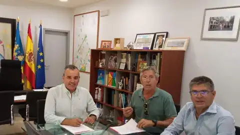 Aspe destina 19.470 euros a la renovación del convenio por los enfermos Alzheimer y Parkinson Antonio Puerto, alcalde de Elche, junto a la Asociación de enfermos Alzheimer y Parkinson, en la firma del convenio