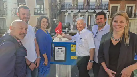 La puesta del pañuelico a favor de la AECC cumple ya ocho ediciones TORICO