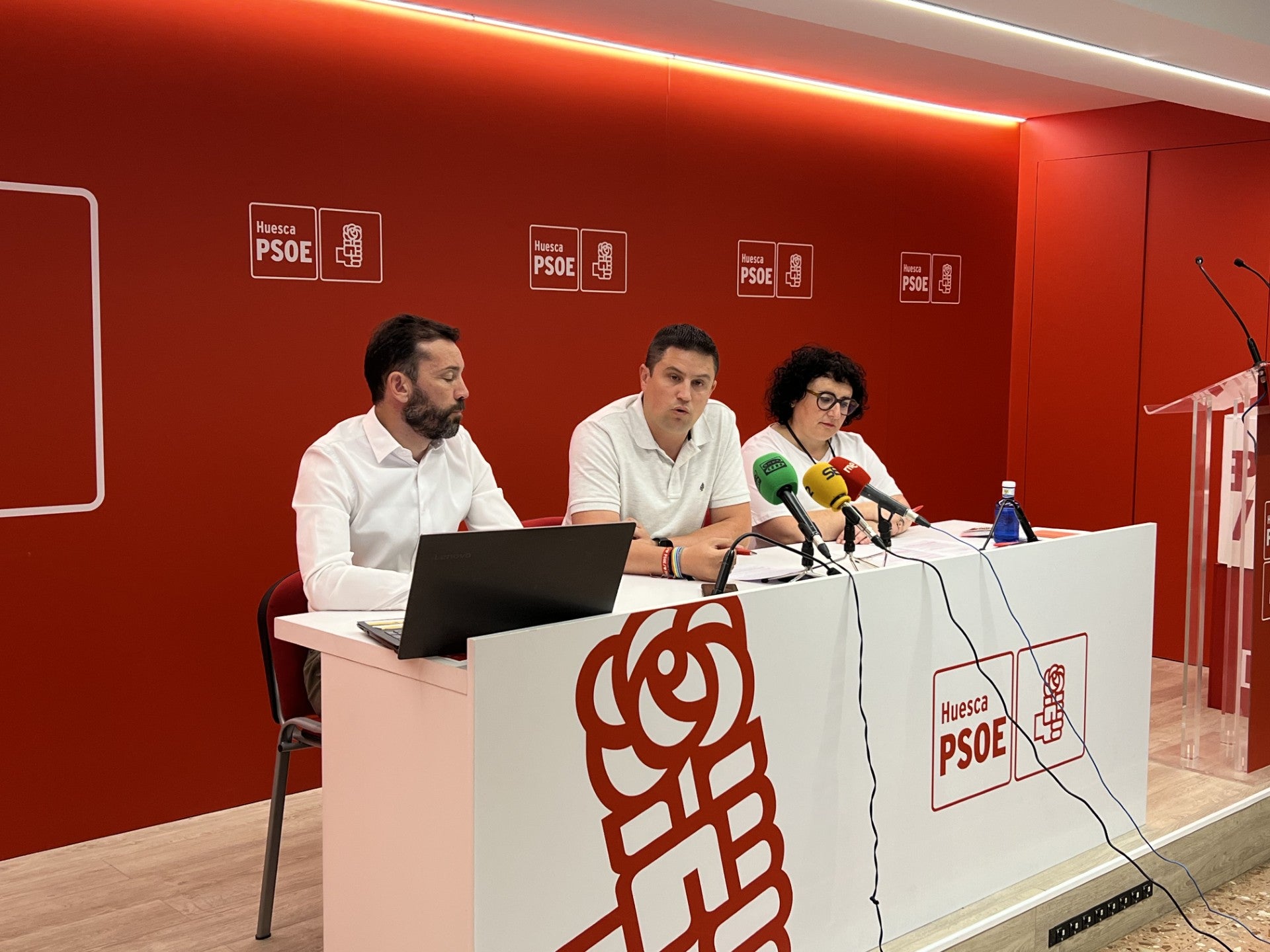 El PSOE acusa al PP de recortar 8 millones de euros a los ayuntamientos El PSOE acusa al PP de recortar 8 millones de euros a los ayuntamientos