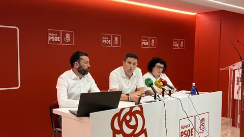 El PSOE acusa al PP de recortar 8 millones de euros a los ayuntamientos El PSOE acusa al PP de recortar 8 millones de euros a los ayuntamientos