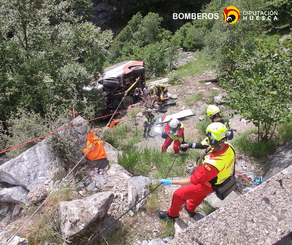 Siete menores heridos, uno de ellos grave, al caer por un terraplén un minibus Siete menores heridos, uno de ellos grave, al caer por un terraplén un minibus