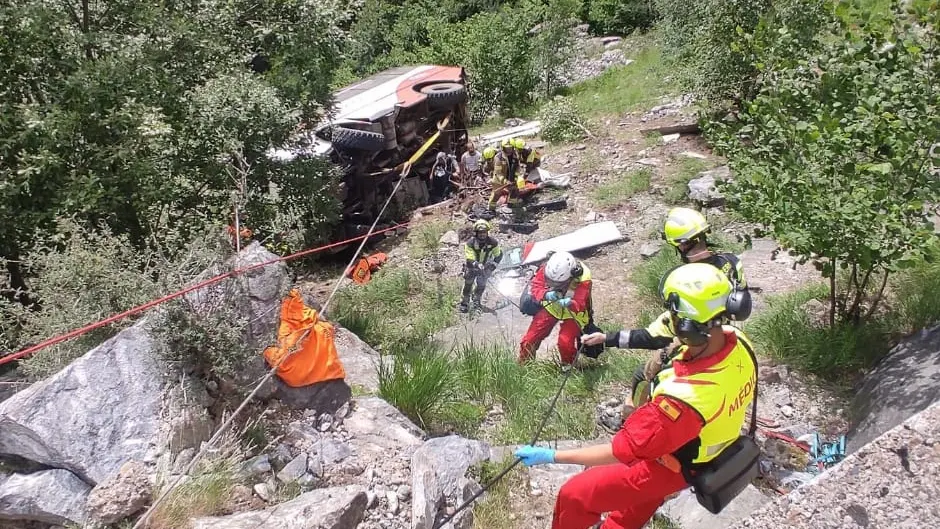 Momento del rescate de uno de los heridos Momento del rescate de uno de los heridos