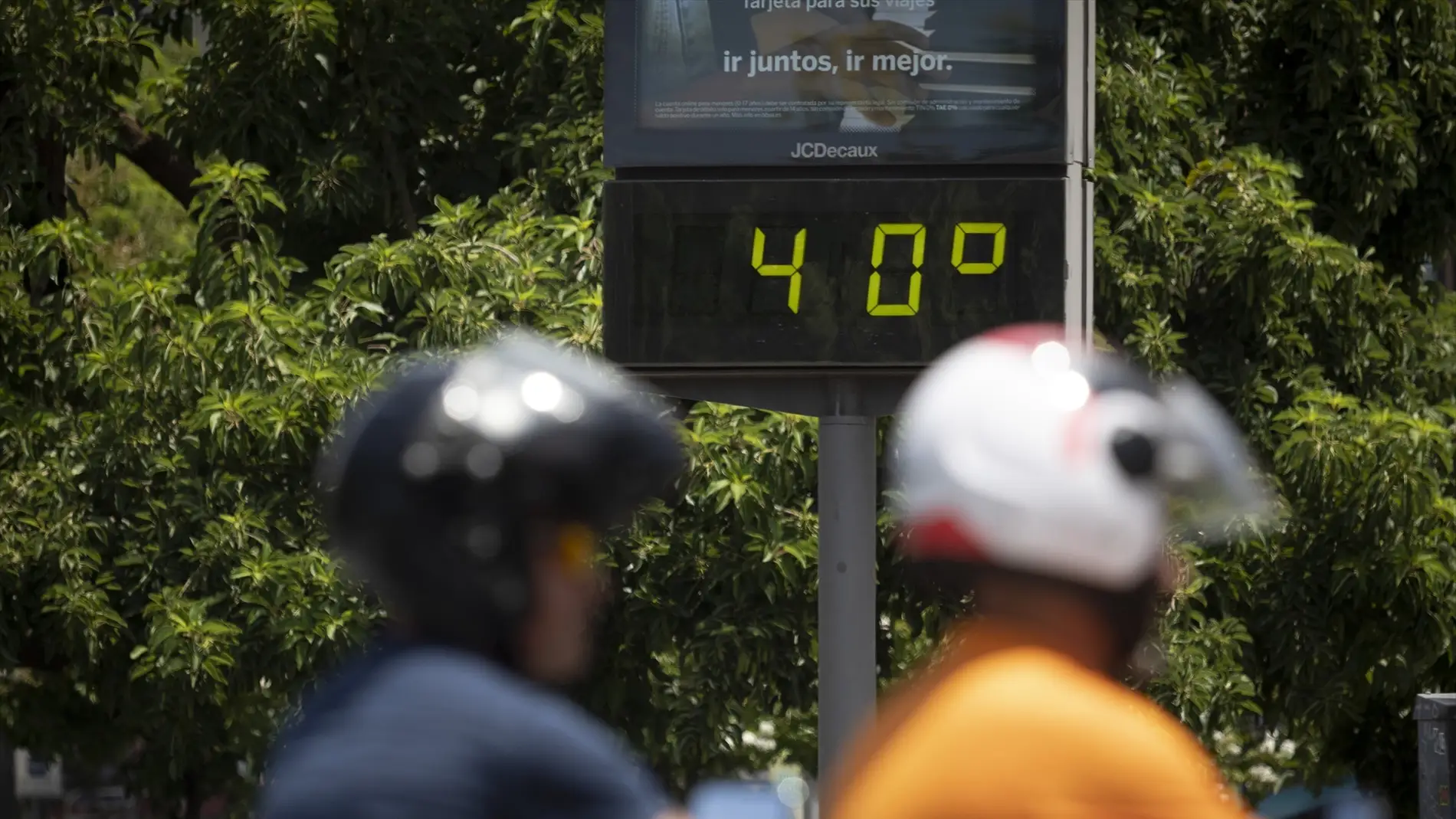 Imagen de archivo de un termómetro de calle marcando 40 grados.