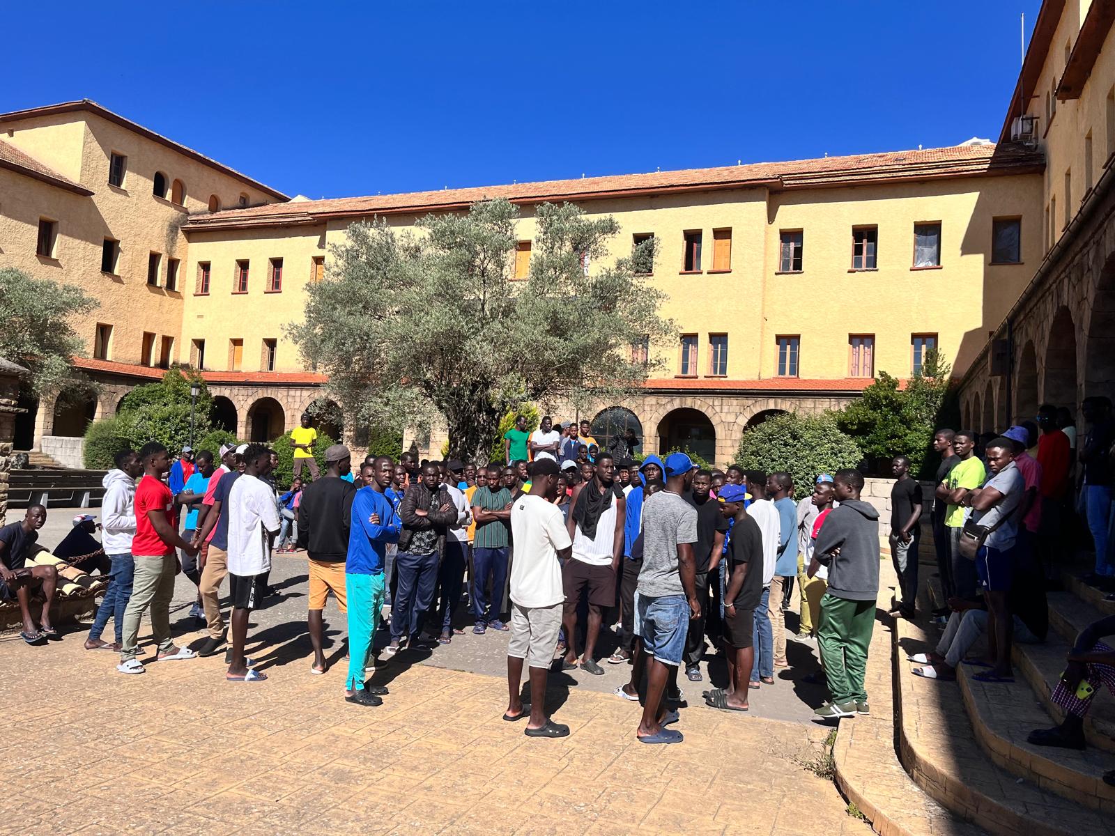 Los migrantes de Pirenarium inician una huelga de hambre Los migrantes de Pirenarium inician una huelga de hambre