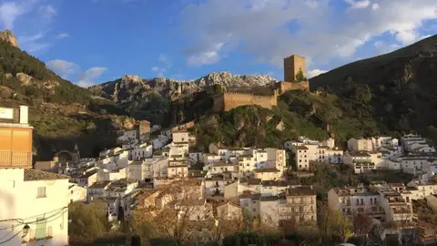 Hiere al jefe de la policía local de Cazorla y se atrinchera en su vivienda hasta ser detenido Hiere al jefe de la policía local de Cazorla y se atrinchera en su vivienda hasta ser detenido