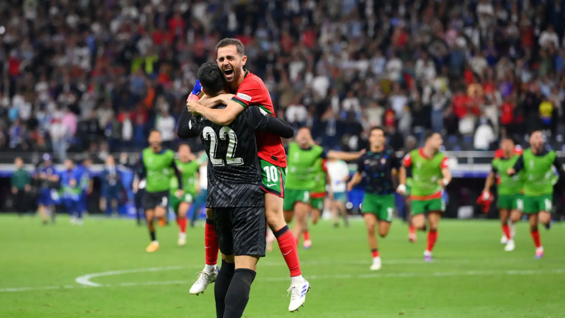 Diogo Costa y Bernardo Silva celebran el pase de Portugal a cuartos de final de la Eurocopa 2024