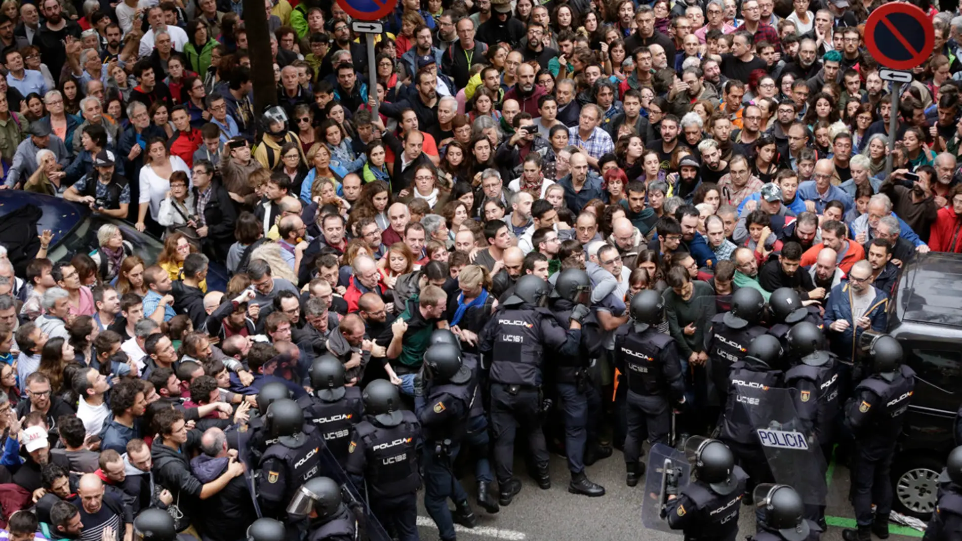 Agentes antidisturbios de la Policía Nacional en Barcelona el 1-O de 2017. EFE/Alberto Estévez