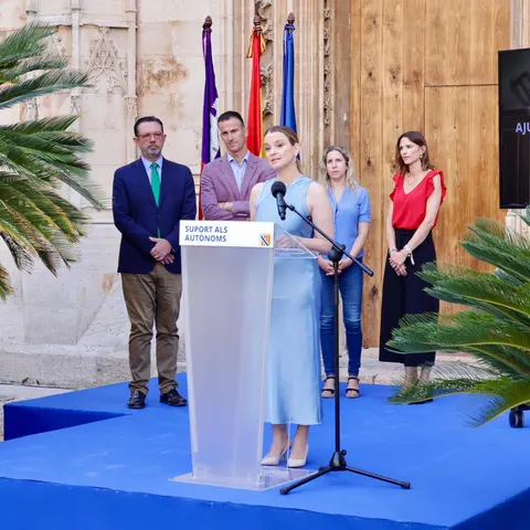 La presidenta del Govern, Marga Prohens, anuncia las ayudas para autónomos en rueda de prensa. 