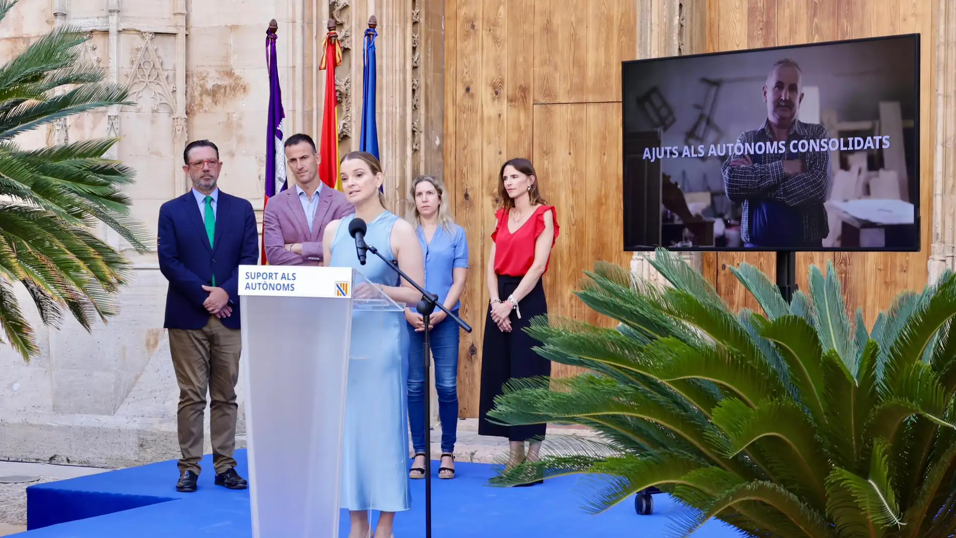 La presidenta del Govern, Marga Prohens, anuncia las ayudas para autónomos en rueda de prensa. 