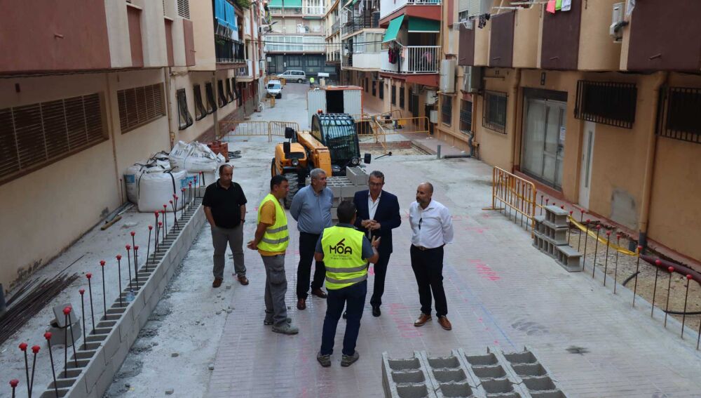 Visita del alcalde de Benidorm y del concejal de Obras a la calle Gorrión