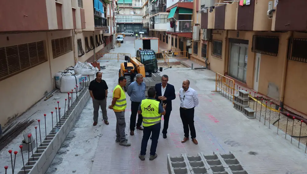 Visita del alcalde de Benidorm y del concejal de Obras a la calle Gorrión Visita del alcalde de Benidorm y del concejal de Obras a la calle Gorrión