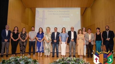 Foto de familia en la reciente presentaci&oacute;n de la Revista Oficial de Fiestas a cargo de la periodista y festera Laura G&oacute;mez Pomares