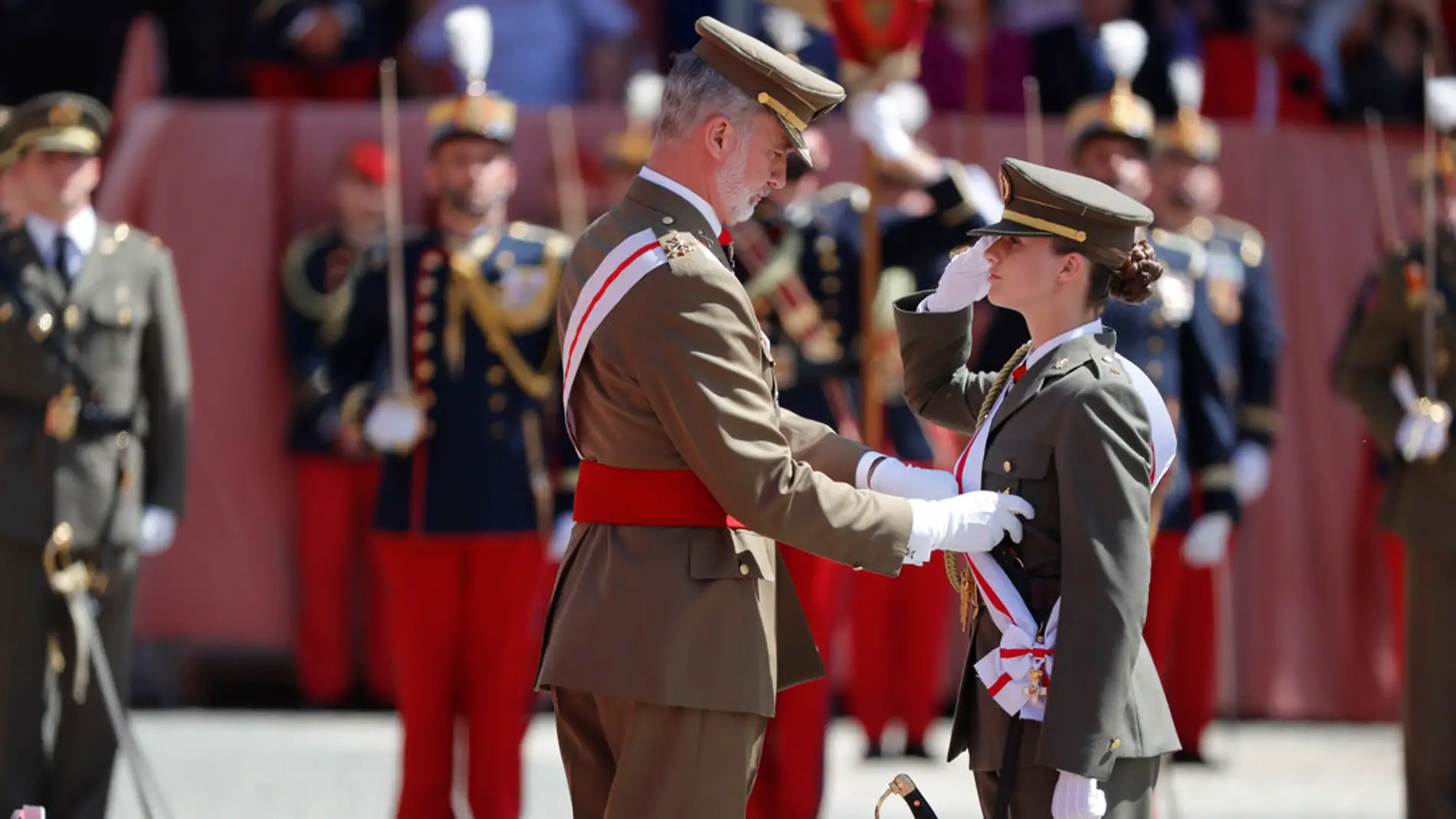  El rey Felipe impone la banda a la princesa de Asturias, Leonor de Borbón, durante la ceremonia en la que le entregó su despacho de alférez tras un año en Zaragoza, este miércoles.