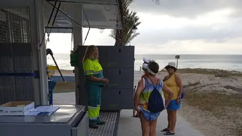 El Ayuntamiento pone en marcha el punto limpio informatizado en Arenales para julio y agosto Los Arenales del Sol pone en marcha su punto limpio informatizado para julio y agosto.