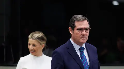 La vicepresidenta segunda y ministra de Trabajo y Economía Social, Yolanda Díaz, y el presidente de la CEOE, Antonio Garamendi, durante un acto La vicepresidenta segunda y ministra de Trabajo y Economía Social, Yolanda Díaz, y el presidente de la CEOE, Antonio Garamendi, durante un acto