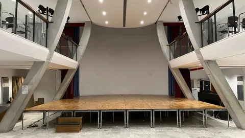 Crevillent mejora la accesibilidad del Salón de Actos de la Casa Municipal de Cultura “José Candela Lledó” Escenario del Salón de Actos de la Casa Municipal de Cultura “José Candela Lledó”