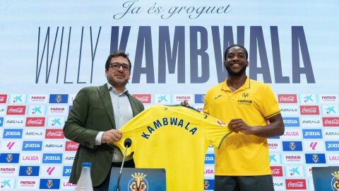 Willy Kambwala junto a Fernando Roig Negueroles