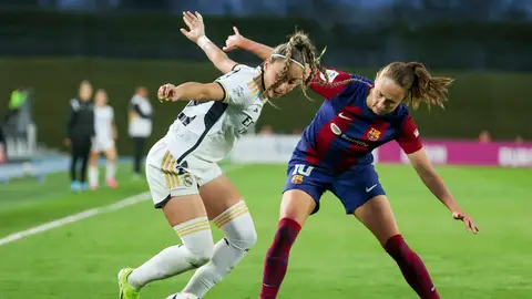 La delantera del Real Madrid Athenea (i) controla el balón ante la jugadora noruega del Barça Caroline Graham, La delantera del Real Madrid Athenea (i) controla el balón ante la jugadora noruega del Barça Caroline Graham,