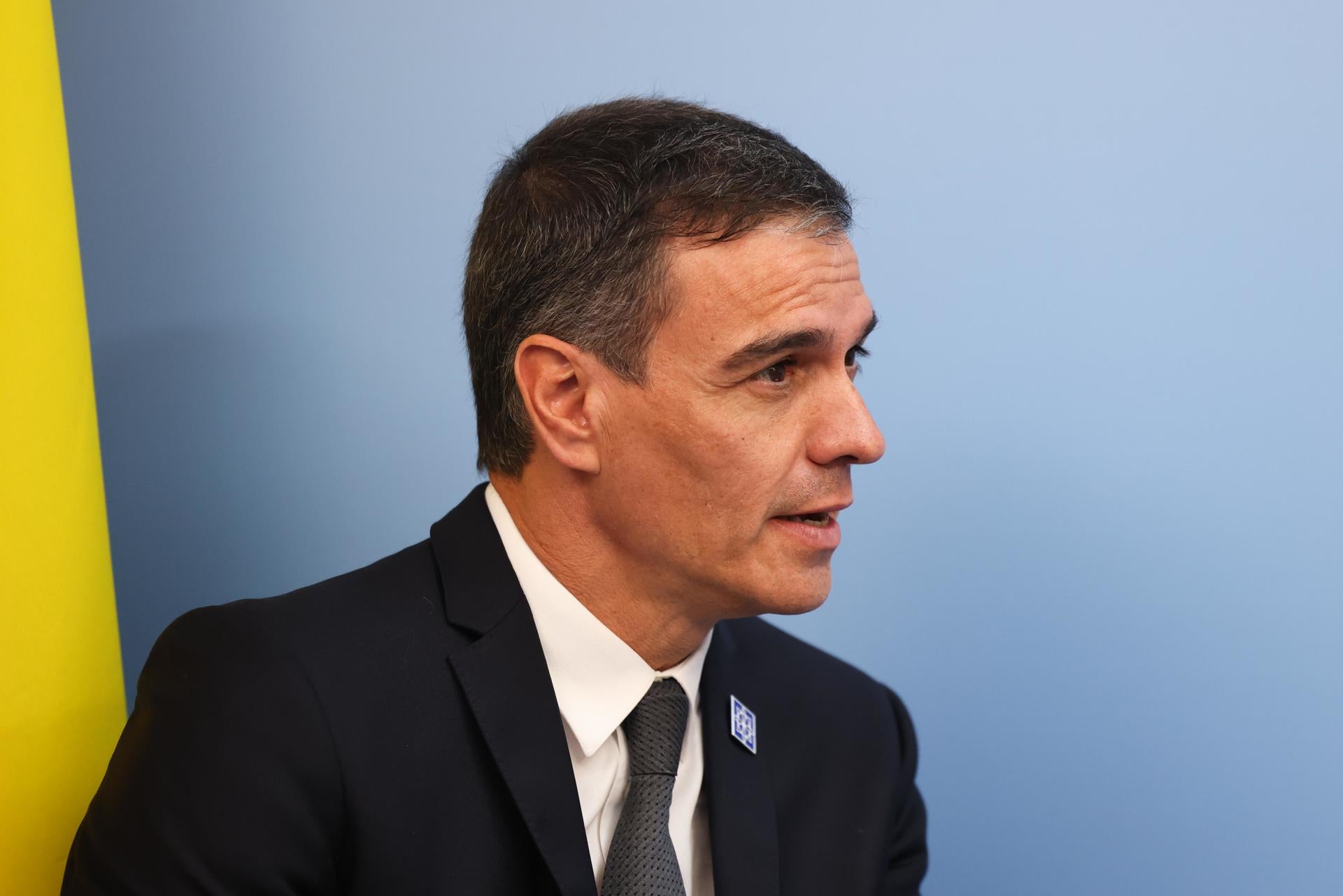 Sánchez, solo o en compañía de socios Sánchez, solo o en compañía de socios