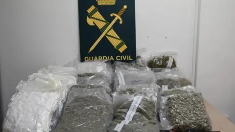 Parte de los más de 40 kilos de marihuana incautados por la Guardia Civil. Parte de los más de 40 kilos de marihuana incautados por la Guardia Civil.