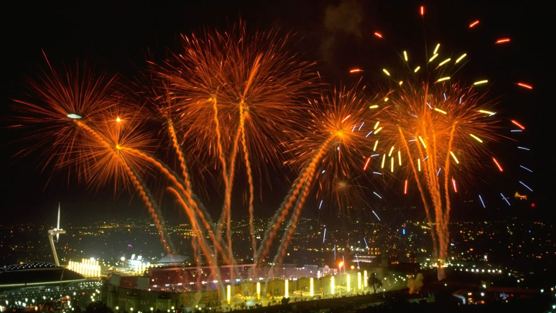 25 de julio de 1992: Fuegos artificiales explotan sobre el Estadio de Montjuic en Barcelona durante la ceremonia de apertura de los Juegos Olímpicos de 1992 en Barcelona, España. Crédito obligatorio: Mike Powell/Allsport. 25 de julio de 1992: Fuegos artificiales explotan sobre el Estadio de Montjuic en Barcelona durante la ceremonia de apertura de los Juegos Olímpicos de 1992 en Barcelona, España. Crédito obligatorio: Mike Powell/Allsport.