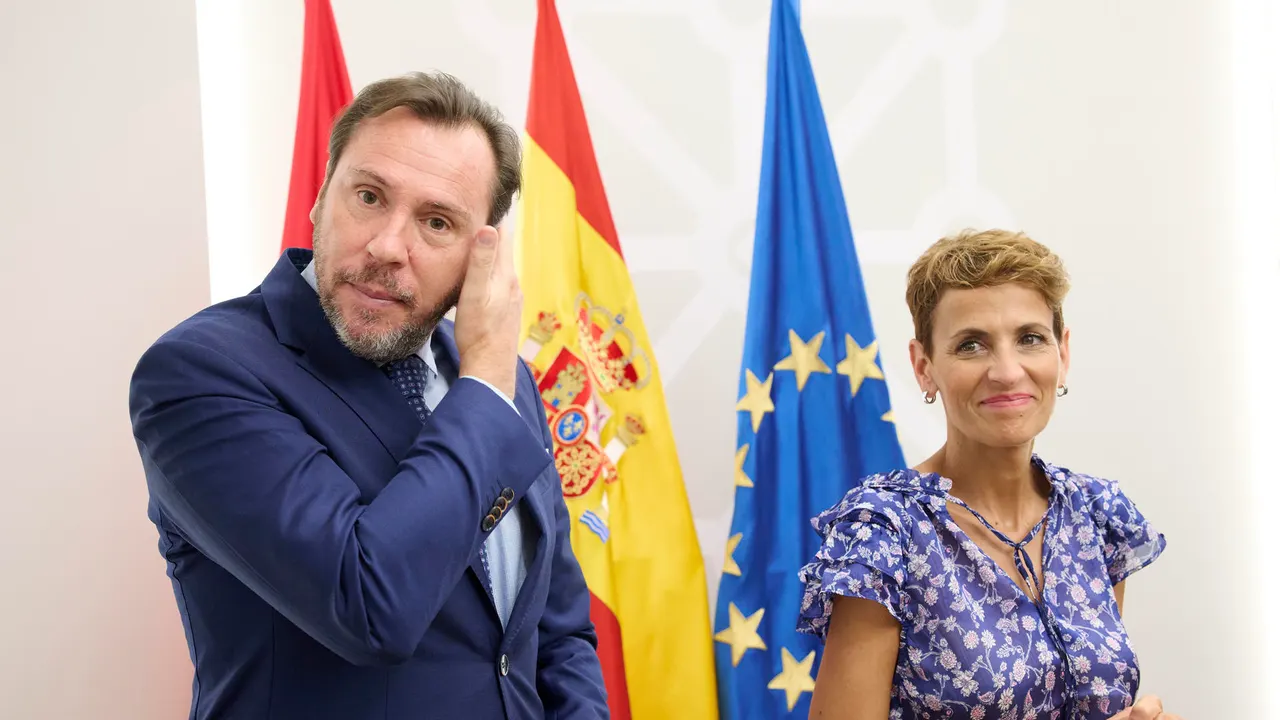 La presidenta de Navarra, María Chivite Navascués (d), y el ministro de Transportes y Movilidad Sostenible, Óscar Puente (i).