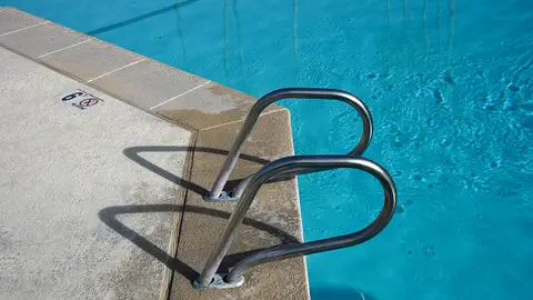 Sigue muy grave el niño de 13 años que quedó atrapado en la rejilla de la depuradora de una piscina de Alcalá (Madrid) Sigue muy grave el niño de 13 años que quedó atrapado en la rejilla de la depuradora de una piscina de Alcalá (Madrid)