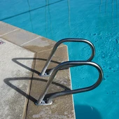 Sigue muy grave el niño de 13 años que quedó atrapado en la rejilla de la depuradora de una piscina de Alcalá (Madrid) Sigue muy grave el niño de 13 años que quedó atrapado en la rejilla de la depuradora de una piscina de Alcalá (Madrid)